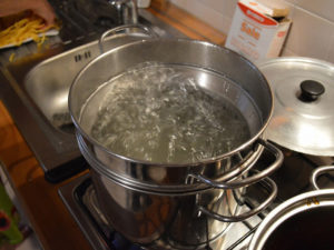 ９．パスタをゆでる深い鍋をもう一つ用意して、沸騰させる。