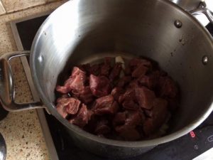 牛肉を炒める。