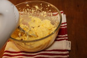 3. ボールにバターと砂糖を入れ、軽くてフワフアの状態になるまで混ぜる。