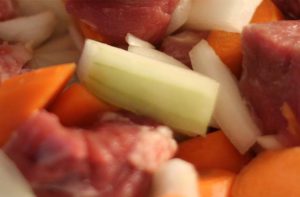 オーブンを225度に温めている間に、牛肉、豚肉、にんじんと玉ねぎを切っておく。