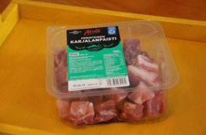フィンランドで売っている、カルヤランパイスティ用の肉。牛肉と豚肉の大きな角切りが混ざった700g入りです。
