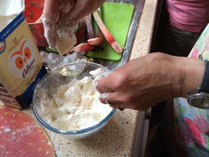 小麦粉にバターを入れて、指で混ぜ合わせる。