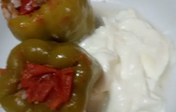 ビベール・ドルマはヨーグルトをかけて食べる。トマトのヨーグルトの酸味がミンチをさっぱりとした後味にしてくれます。