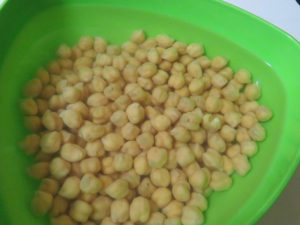 ヒヨコ豆を水に浸けてもどします。