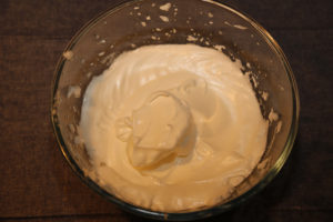 レシピ５．砂糖を一杯ずつ加えながら、高速で泡立てる。卵白の色がツヤツヤになってくる。