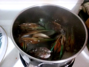 蓋つきの鍋にグリーンマッスルを入れて、蒸します。