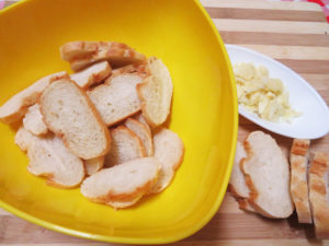 ニンニクの薄切りとパンの薄切りです。