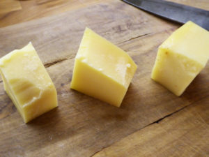 ベルクケーゼ（アルムで作られた山のチーズ）を使いました。