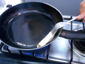タキートスを油で揚げます。まいた形がくずれなくなるまで端の部分を一番始めに揚げます。