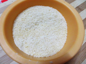 7.アーモンドをフードプレッサーかすり鉢で粉にします。