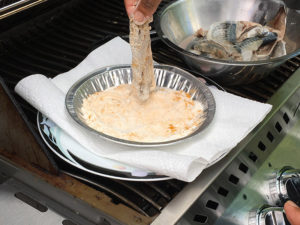 ターメリックを合わせた小麦粉を鯖につける。