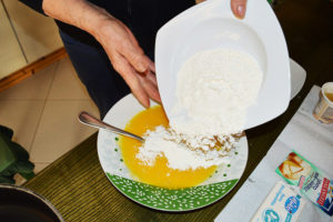 ３．卵をといたボ－ルに、砂糖を入れてフォ－ク、あるいは泡だて器で混ぜる。
