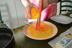 ６．オレンジピ－ルを削って、ボ－ルに入れ、かき混ぜる。
