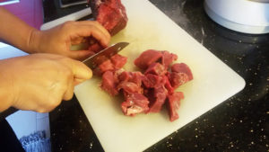 2.玉ねぎはみじん切りにし、牛肉は一口大の角切りにする。