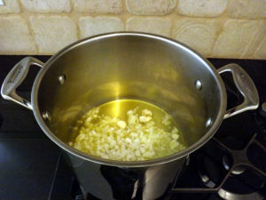 玉ねぎとにんにくを炒める。