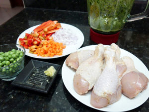 鶏肉に調味料を擦り込んでおく。野菜もそれぞれ切っておく。