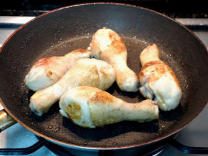 フライパンに鶏肉を入れ、表面に焦げ目をつけいったん取り出す。