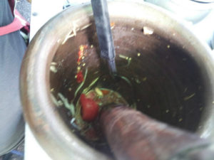 トマトとインゲンを適当に潰す。