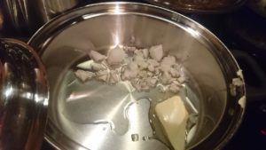 みじん切りにした玉ねぎを、バターで炒めます。