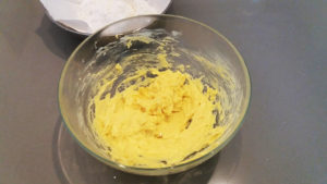 黄身と砂糖を合わせてよく混ぜ、バターも加える。