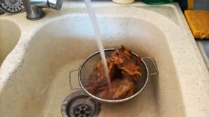 4.鴨コンフィをお湯でざっと洗う