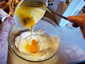 卵白を2個、卵黄を1個にするのは卵の味が強すぎないようにするため。