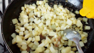 フライパンで油をたっぷり目に使って炒、めジャガイモが柔らかくなったら塩を加えます。
