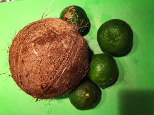 グアムでは生のココナッツ、カラマンシーを削って加えます。カラマンシーの風味はかぼすや、シークワーサーと似ています。