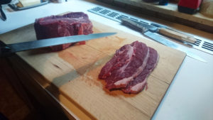 肉を厚さ1センチ弱に切ります。
