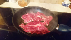 牛肉をフライパンで炒めます。