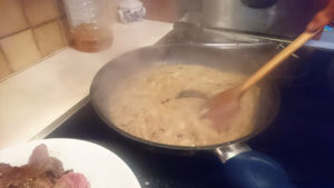 炒めた玉ねぎに水を加え、ソース状にします。水は肉がひたひたになるくらい入れます。