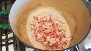 みじん切りのベーコンを鍋で炒める。
